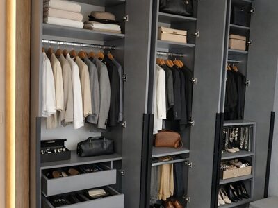 Dressing la comandă gri închis cu uși deschise, sertare și organizare eficientă