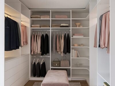 Dressing la comandă alb cu rafturi rotunjite, bare duble pentru haine agățate, sertare și băncuță tapițată