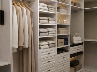 Dressing la comandă alb cu rafturi deschise, sertare și iluminare discretă