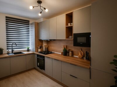 Bucătărie la comandă modernă în nuanțe gri cu blat din lemn