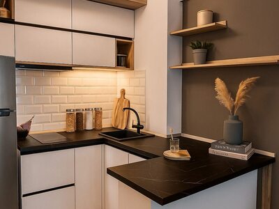 Bucătărie la comandă modernă compactă cu blat negru și finisaj alb