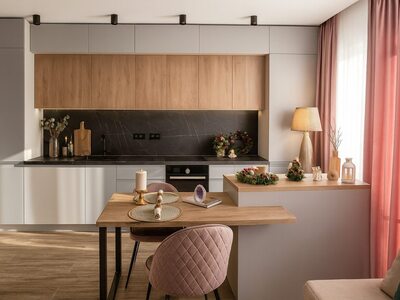 Bucătărie modernă albă cu lemn natural și zonă de dining integrată