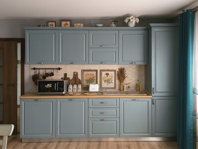 Bucătărie clasică albastră cu fronturi frezate și blat din lemn