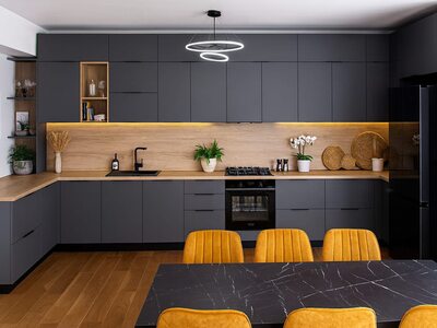 Bucătărie modernă gri antracit cu blat din lemn și accente galbene