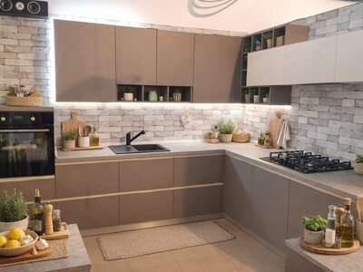 Bucătărie modernă cu insulă în nuanțe de bej și lemn