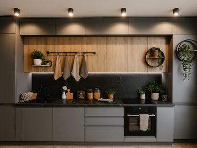 Bucătărie modernă cu iluminare LED și finisaje mate elegante