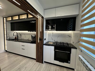 Bucătărie modernă compactă alb-negru cu design contemporan