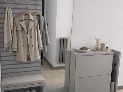 Mobilier de hol gri cu cuier, oglindă și pantofar minimalist