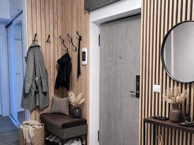 Cuier de hol bej cu oglindă înaltă și poliță suspendată