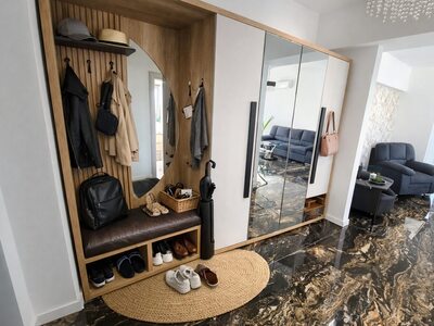 Cuier pentru hol cu dulap alb, oglindă și banchetă tapițată