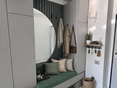 Mobilier de hol modern gri cu banchetă verde, oglindă rotundă și cuier integrat