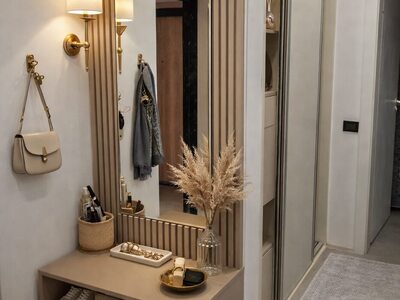 Mobilier pentru hol cu oglindă, riflaje decorative și pantofar deschis