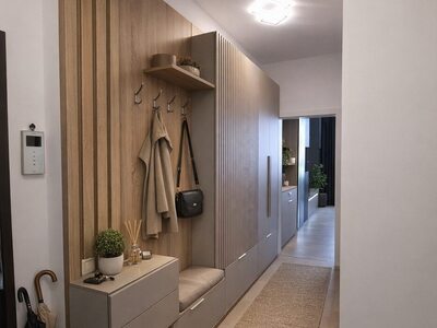 Mobilier de hol modern cu riflaje din lemn, bancă și dulapuri înalte