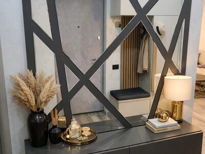 Mobilier pentru hol cu oglindă decorativă și consolă suspendată neagră