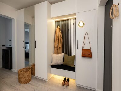 Mobilier de hol modern alb cu dulapuri, cuier și banchetă iluminată