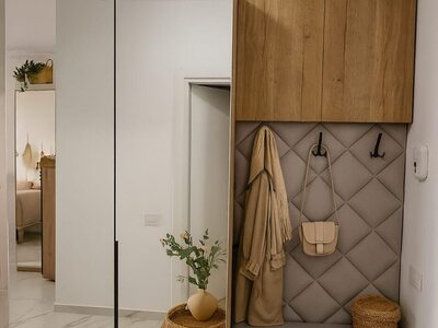 Mobilier de hol cu dulap cu oglindă, bancă tapițată și cuier capitonat