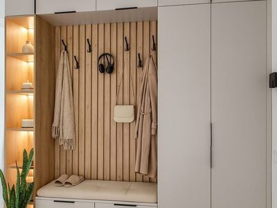 Mobilier de hol alb cu riflaje din lemn, bancă și spații de depozitare