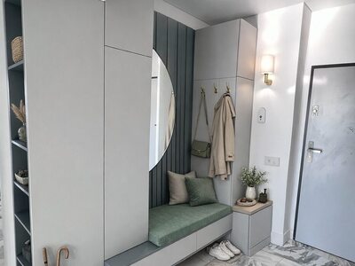 Mobilier de hol alb cu spații de depozitare, bancă și accesorii decorative