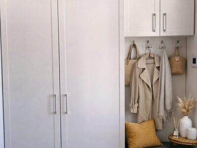 Mobilier de hol gri cu dulapuri înalte și bancă tapițată integrată