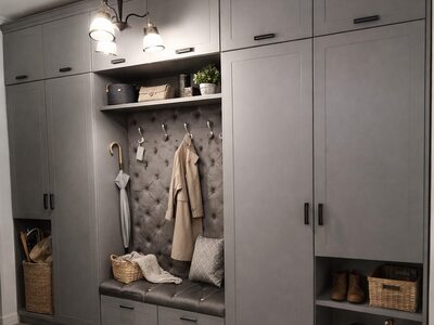 Mobilier pentru hol modern cu dulap bej, rafturi și bancă albastră