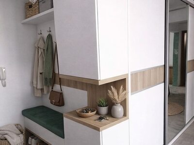 Cuier pentru hol din lemn deschis cu bancă și iluminare LED