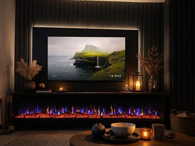 Mobilă living la comandă neagră cu panou riflat, șemineu electric integrat și comodă TV joasă cu iluminare ambientală