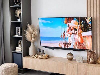 Mobilă living la comandă gri antracit cu comodă TV din lemn deschis, rafturi cu accente metalice și panou riflat