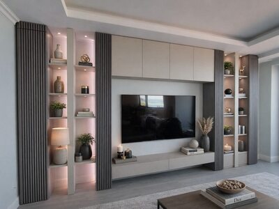 Mobilă living la comandă gri cu panouri riflate, rafturi iluminate pe laterale și dulapuri suspendate deasupra TV