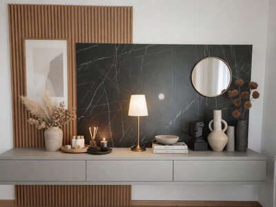 Comodă living la comandă gri suspendată cu sertare, panou din marmură neagră și panou riflat din lemn