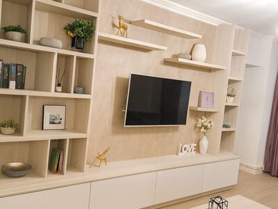 Mobilă living la comandă din lemn deschis cu bibliotecă asimetrică, rafturi flotante și comodă TV cu sertare albe