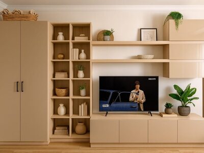 Mobilă living la comandă bej din lemn deschis cu dulap înalt, bibliotecă cu rafturi multiple și comodă TV cu uși