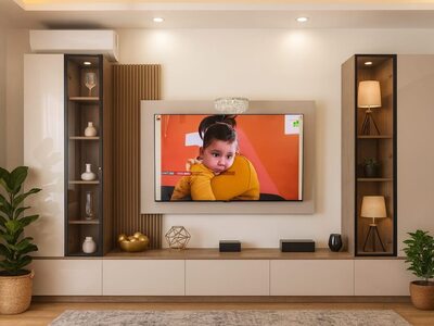 Mobilă living la comandă crem cu vitrină iluminată laterală, panou riflat central și comodă TV cu sertare