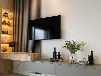 Mobilă living la comandă din lemn cu panou riflat înalt, rafturi iluminate cu LED și comodă TV cu sertare gri