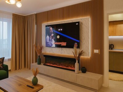 Mobilă living la comandă crem cu panou riflat din lemn, șemineu electric integrat și comodă TV cu sertare