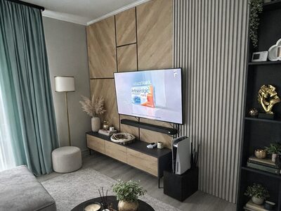 Mobilă living la comandă cu perete TV din lemn cu mozaic în chevron, comodă cu sertare și bibliotecă neagră cu rafturi