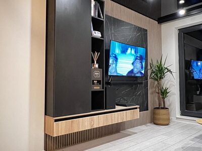Mobilă living la comandă neagră cu comodă TV din lemn natural, rafturi deschise și panou central cu efect de marmură