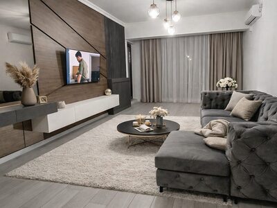Mobilă living la comandă cu perete TV din lemn și panouri riflate, comodă suspendată albă și accente oglindite