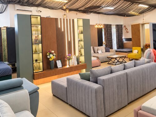 Showroomul Kera din Constanța: zona de canapele și mobilier de living