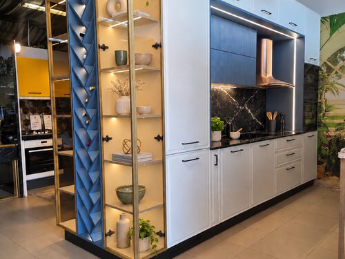 Bucătărie clasică albă, cu vitrină și rastel de vinuri, în zona de bucătării din showroom