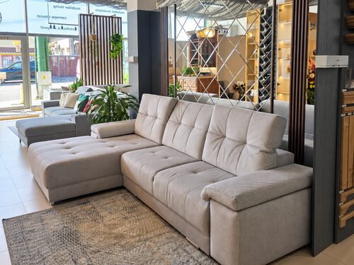 Canapea extensibilă bej cu șezlong, în showroomul Kera din Constanța