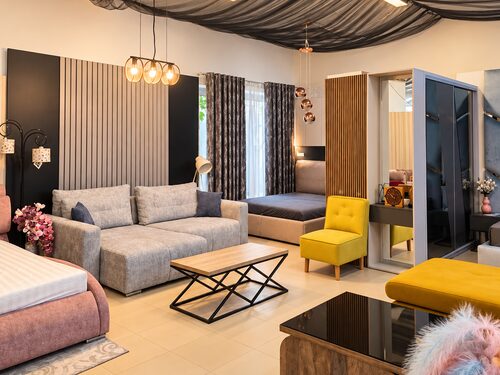 Zona de living și dormitor din showroomul Kera